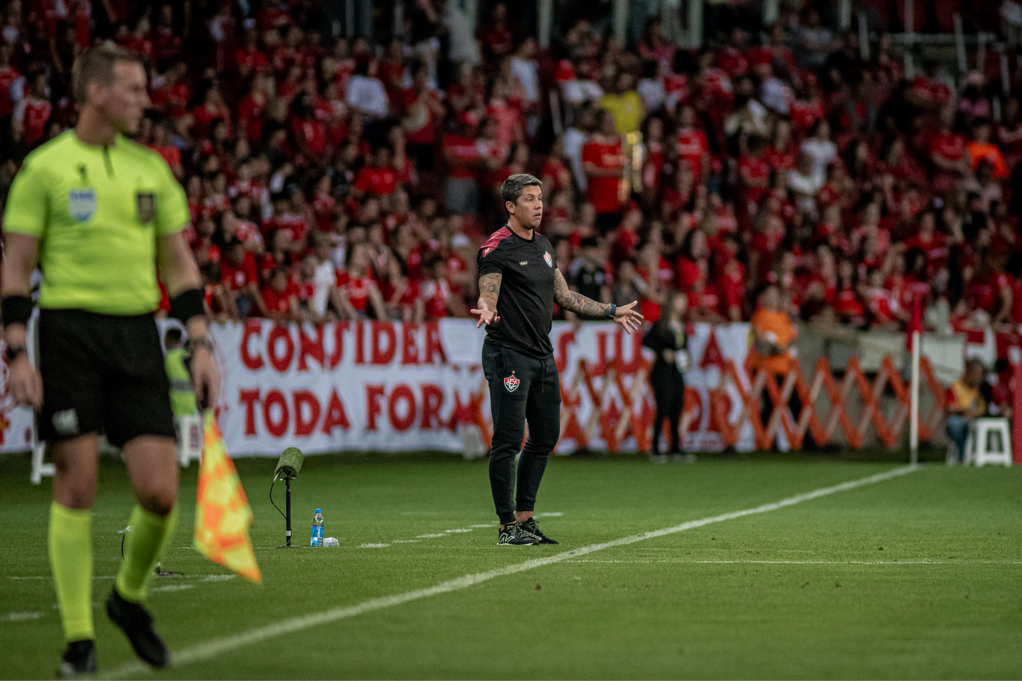 'Fez toda diferença': Carpini lamenta pênalti 'evitável' em derrota do Vitória para o Internacional