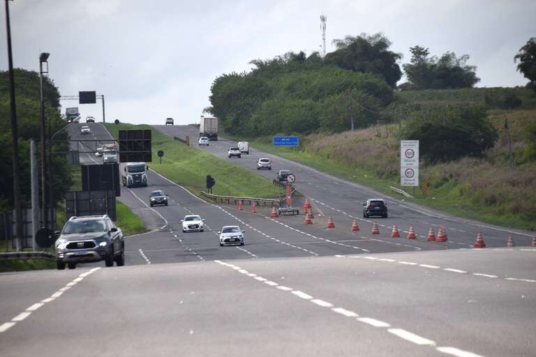 PRF bloqueia via da BR-324, no sentido Feira-Salvador