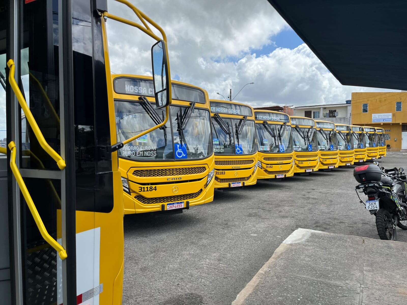 Prefeitura entrega novos ônibus no Subúrbio e anuncia financiamento para mais 300 veículos