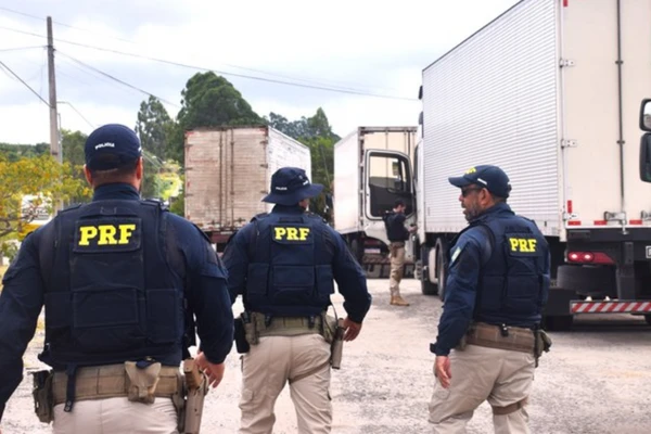 Batida entre caminhão e van deixa, pelo menos, oito mortos na Bahia;  trecho está totalmente interditado
