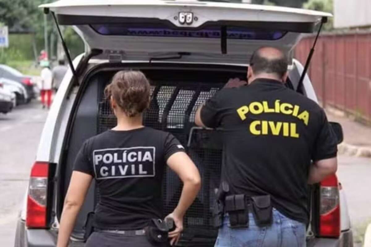 Policiais civis se disfarçam de foliões durante o pré-Carnaval de Salvador