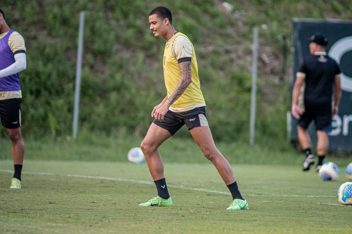 Atacante Janderson é poupado de treino após sofrer trauma no ombro