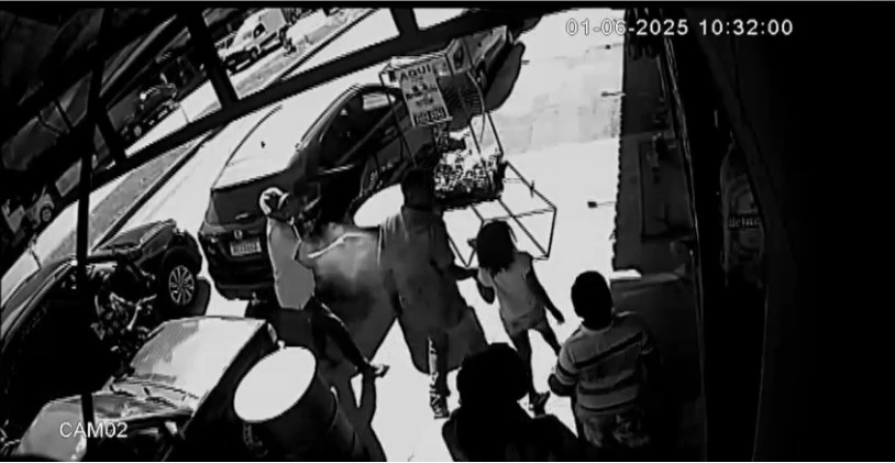 Homem é baleado à queima roupa em ataque enquanto passeava com crianças