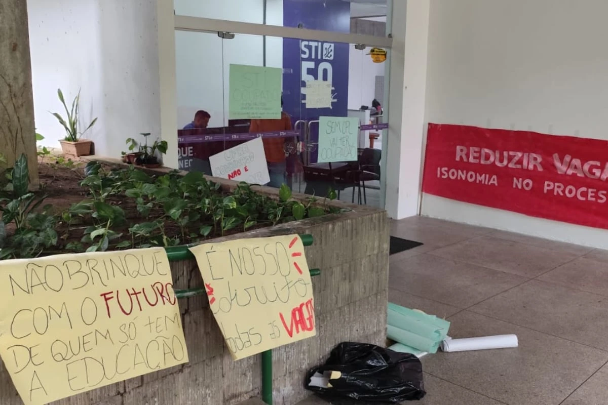 Estudantes da Ufba ocupam prédio em protesto contra baixa oferta de vagas para o BI