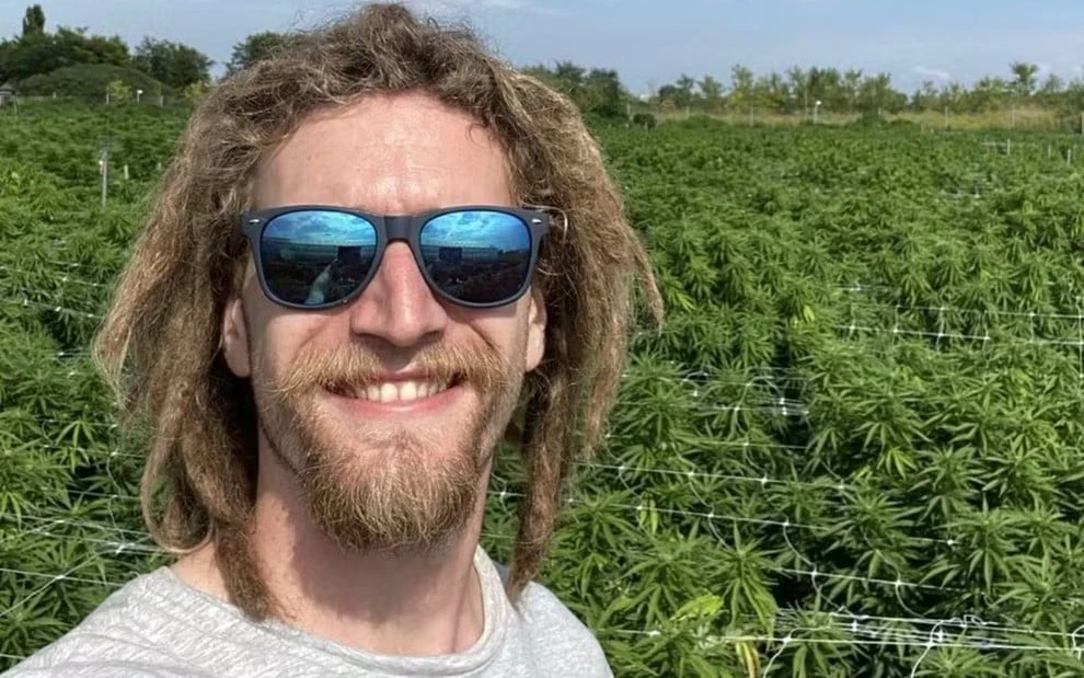 Filho de ator da Globo trabalha cultivando maconha e faz desabafo: 'Cidadão de bem'