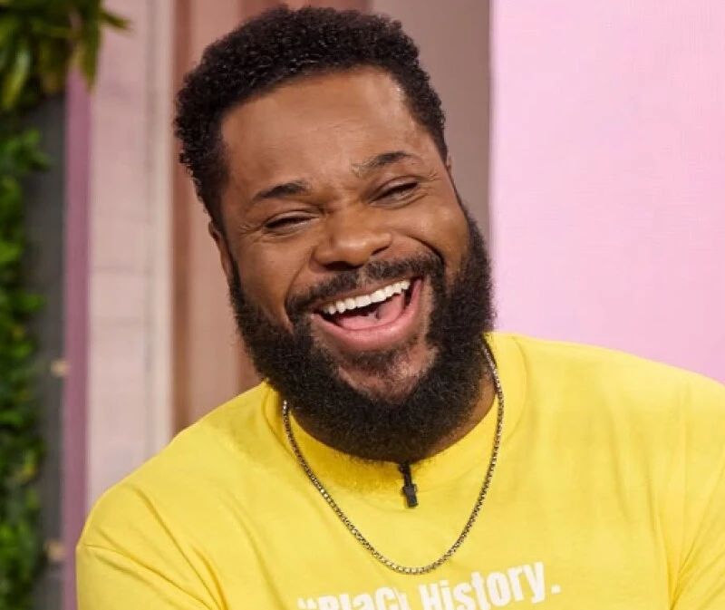 Ator de 'The Cosby Show' morre afogado aos 54 anos durante viagem de férias