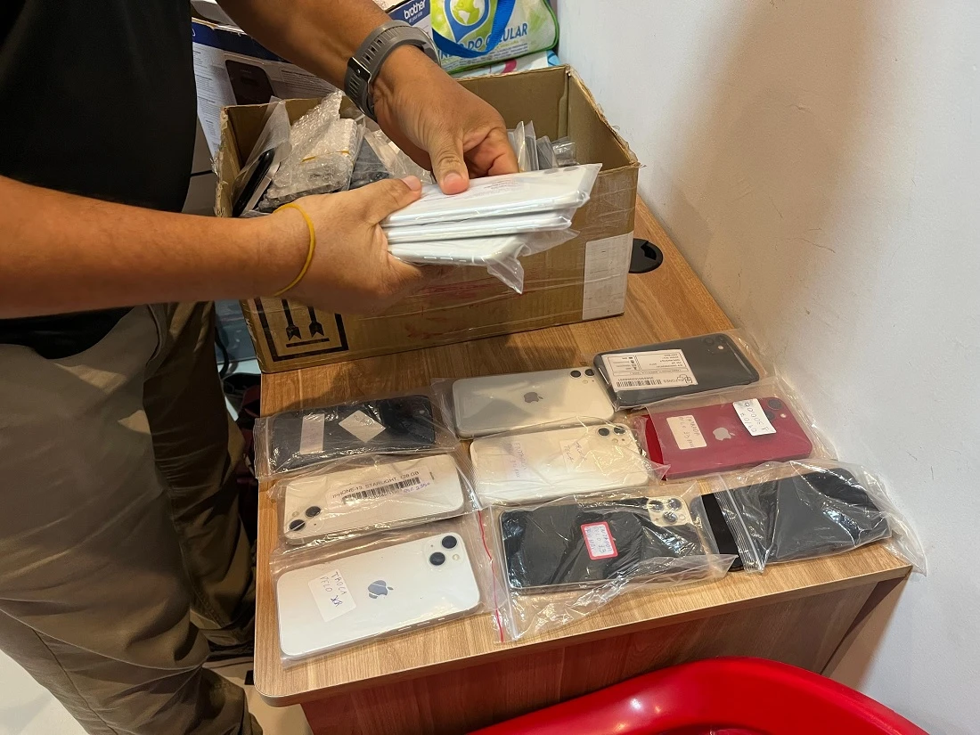 Ação contra pirataria apreende 201 celulares, arma de fogo e roupas falsificadas em lojas e shoppings