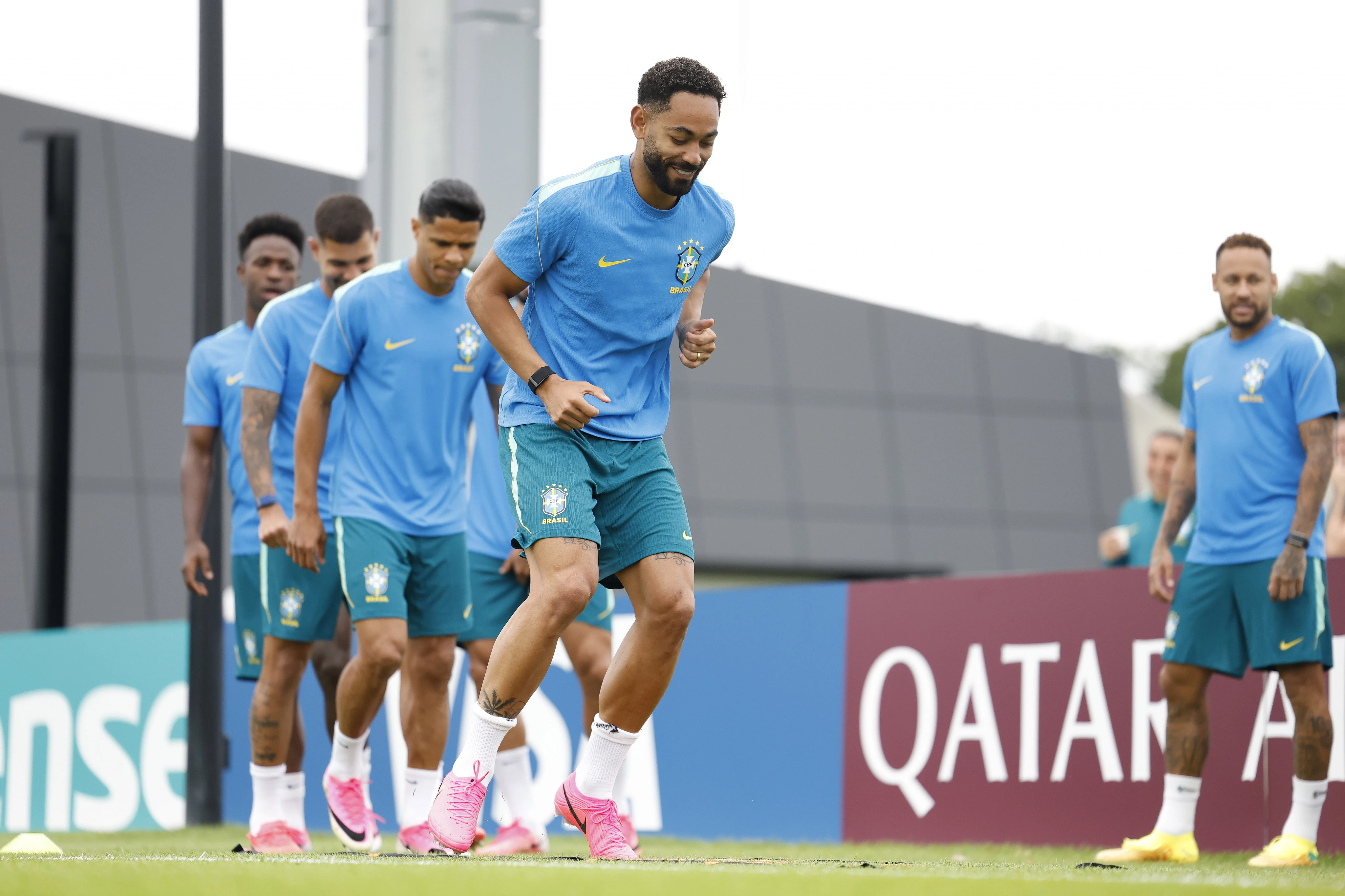 Brasil fecha preparação com Neymar em campo e dúvida no ataque para enfrentar a Escócia