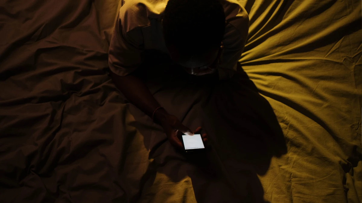 Luz acesa na madrugada pode ser mais perigosa para o coração do que parece