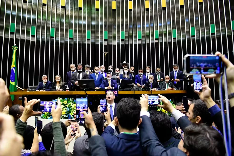 Presidente da Câmara envia pedido de afastamento de seis deputados após protesto no plenário