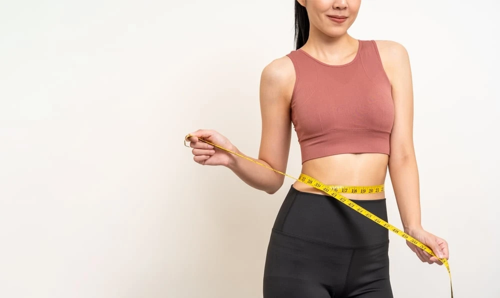 Quer secar a barriga e definir a cintura? Veja 5 exercícios fáceis de fazer até em casa