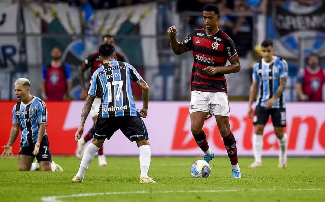 Grêmio contrata perícias e diz que não houve racismo ao flameguista Carlinhos