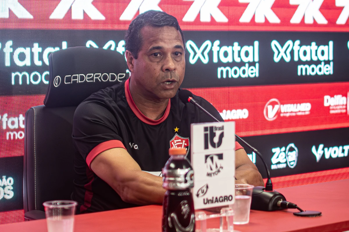 Interino do Vitória admite vergonha de vestir a camisa do clube após goleada para o Flamengo
