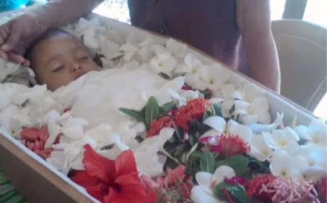 Menino acorda no próprio velório e pede água; depois, mãe descobriu que ele estava mesmo morto
