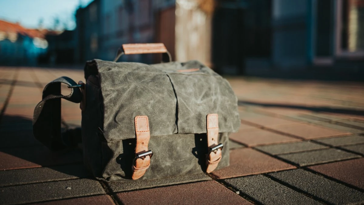 Entregador encontra bolsa cheia de dinheiro e mobiliza moradores para devolver a vendedor de frutas: 'Me coloquei no lugar dele'