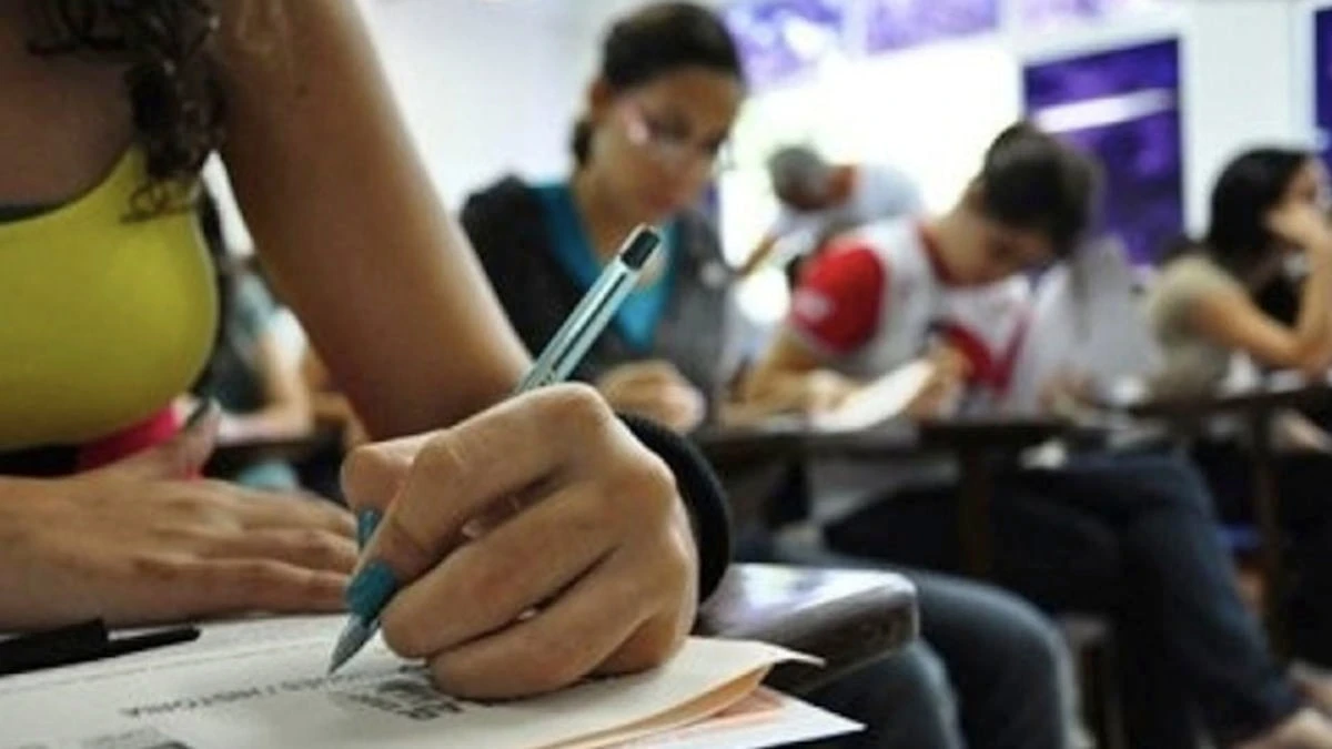 Salários até R$ 37 mil: saiba como ser aprovado em concurso público estudando com IA