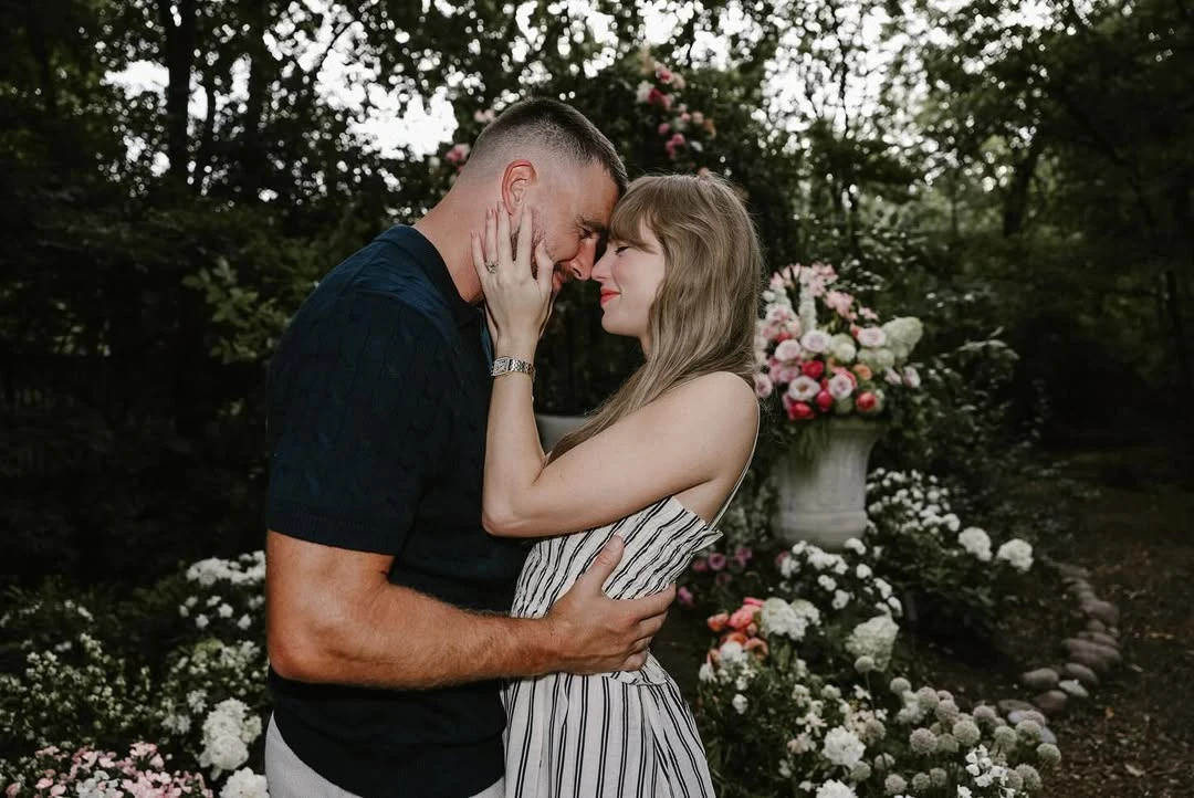 Sogro de Taylor Swift revela que Travis Kelce tinha outros planos para pedido de casamento: 'Poderia fazer na beira da estrada'