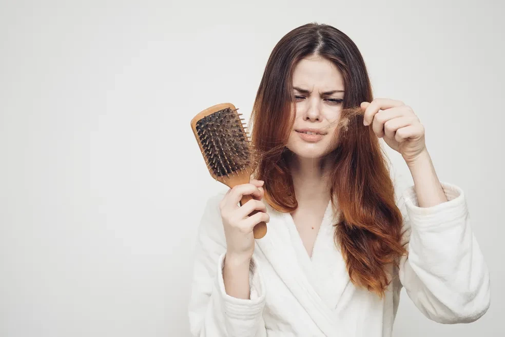 O que o inverno tem a ver com a queda de cabelo? Entenda essa relação