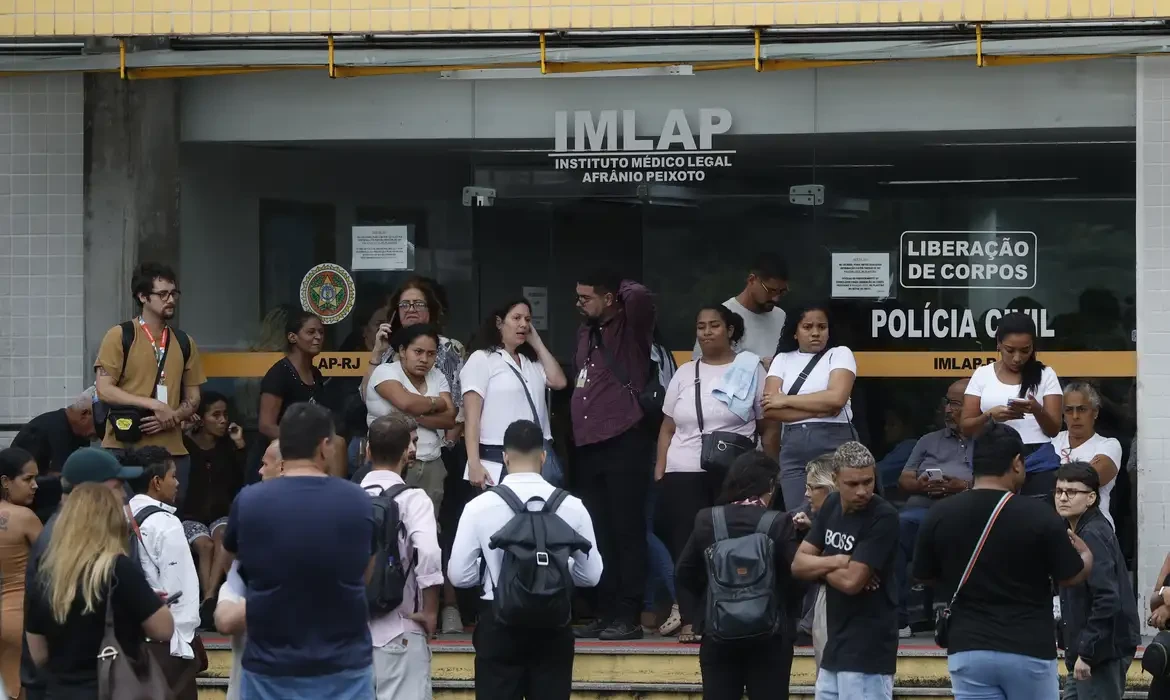 Famílias reclamam de falta de informação: 'A gente quer pelo menos ter o direito de enterrar'