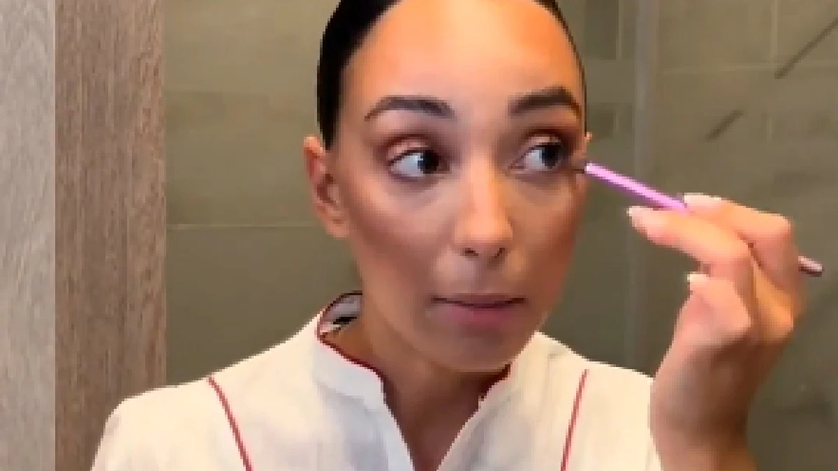 Comissária de voos internacionais viraliza ao revelar salário, benefícios e como é viver fora do Brasil