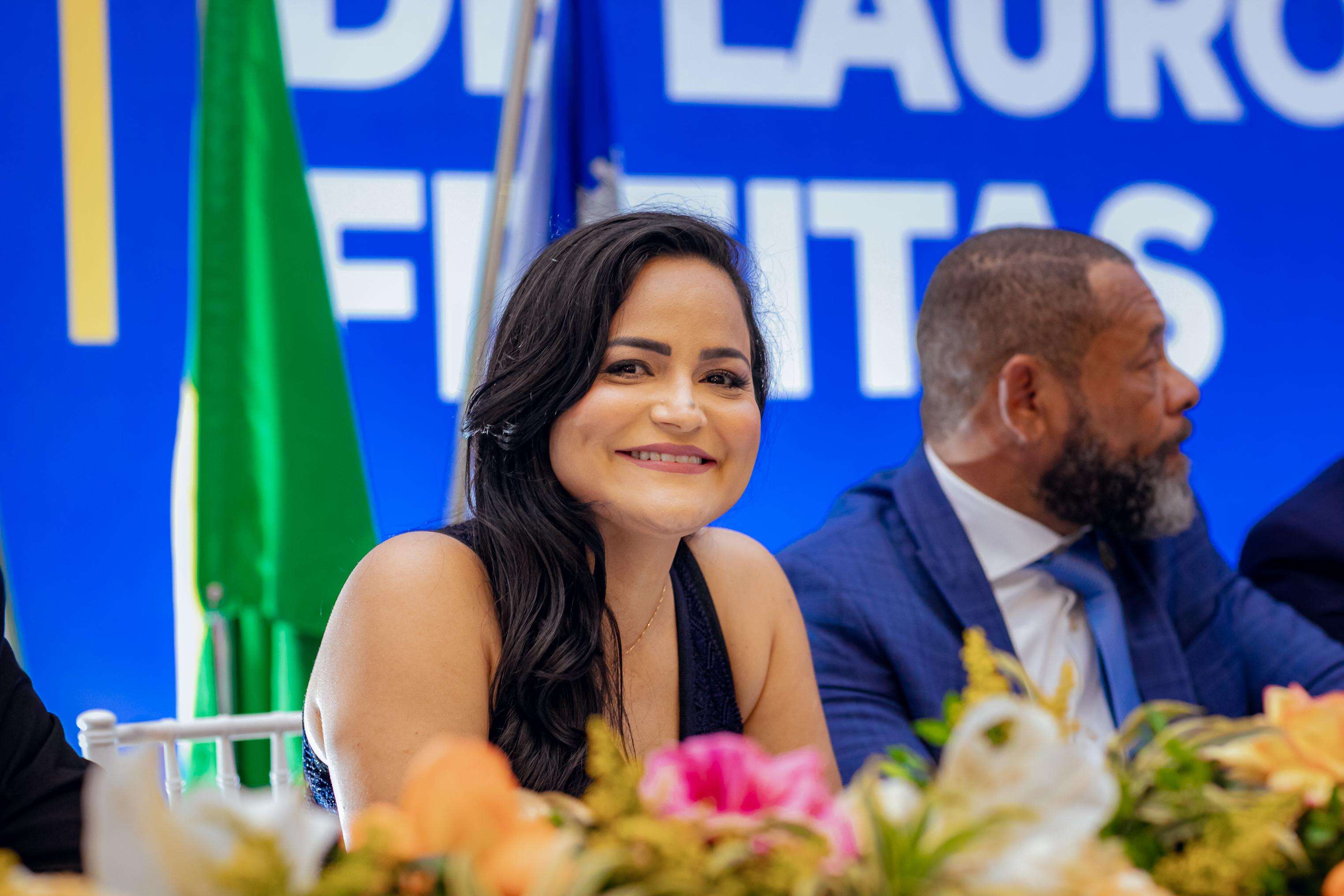 Débora Regis toma posse como prefeita de Lauro de Freitas: 'Trabalharei incansavelmente'