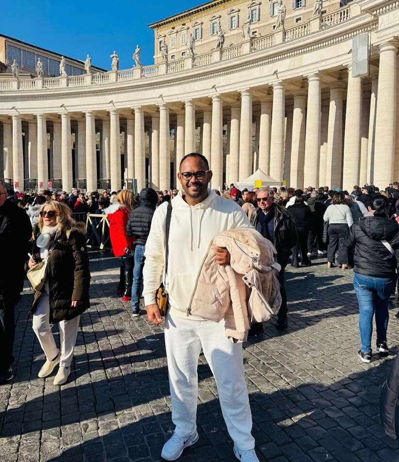 Vanderson Nascimento celebra chegada de 2025 durante férias em Roma