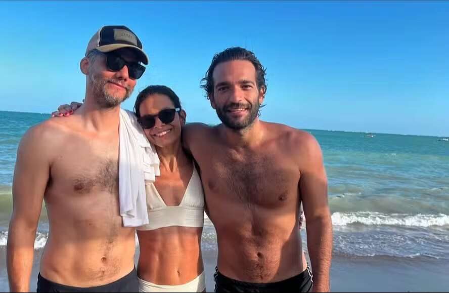 Wagner Moura e Humberto Carrão curtem praia juntos em clima de fim de ano