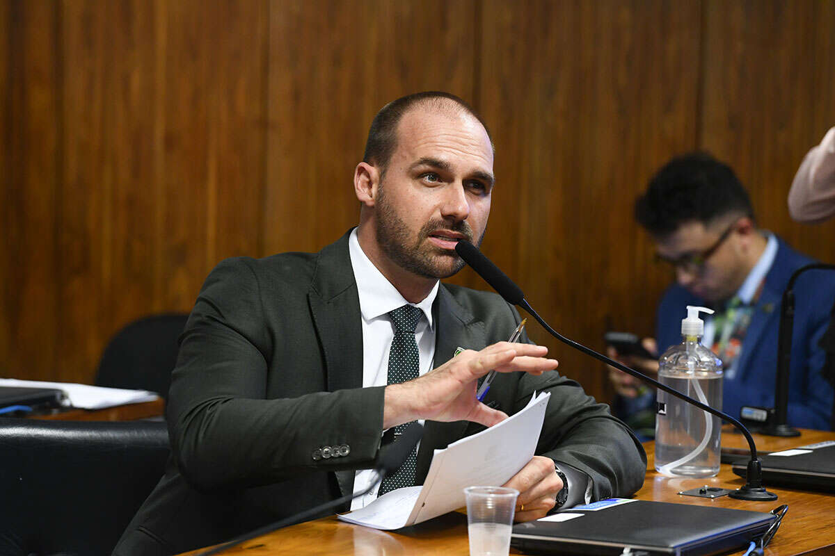 Eduardo Bolsonaro formaliza pedido de licença da Câmara com justificativa de saúde e 'interesse particular'