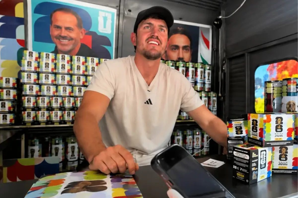 Fora da Copa, astro da Inglaterra é visto distribuindo figurinhas do álbum do Mundial
