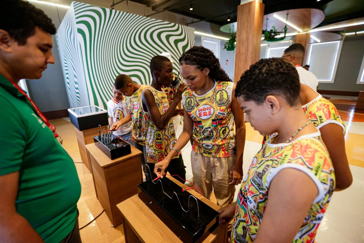 No Museu da Energia, crianças brincam enquanto aprendem cuidados com a energia elétrica