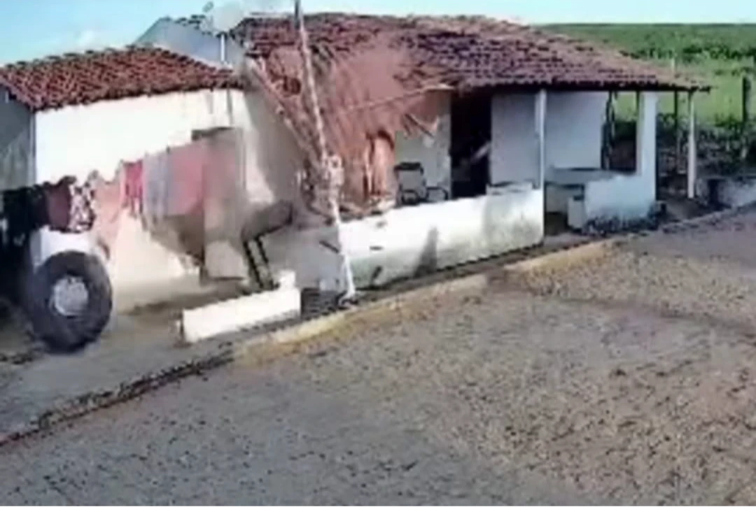 Pneu se solta de carreta, atinge casa e por pouco não causa tragédia no interior da Bahia; vídeo
