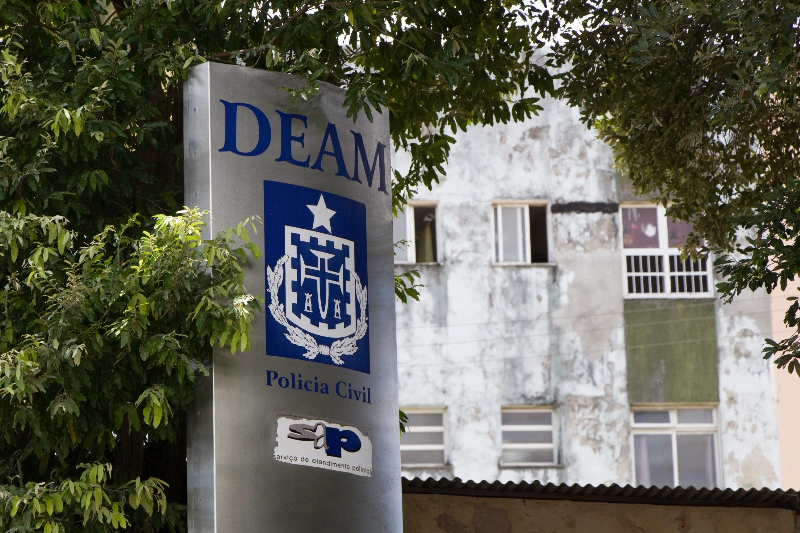 Homem é preso após agredir namorada em prédio de luxo no Caminho das Árvores