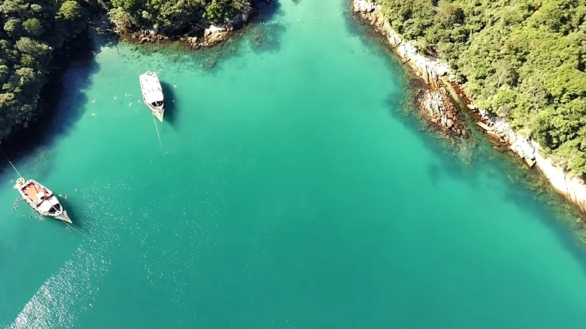 Descubra 7 piscinas naturais de sonho que vão transformar seu próximo verão