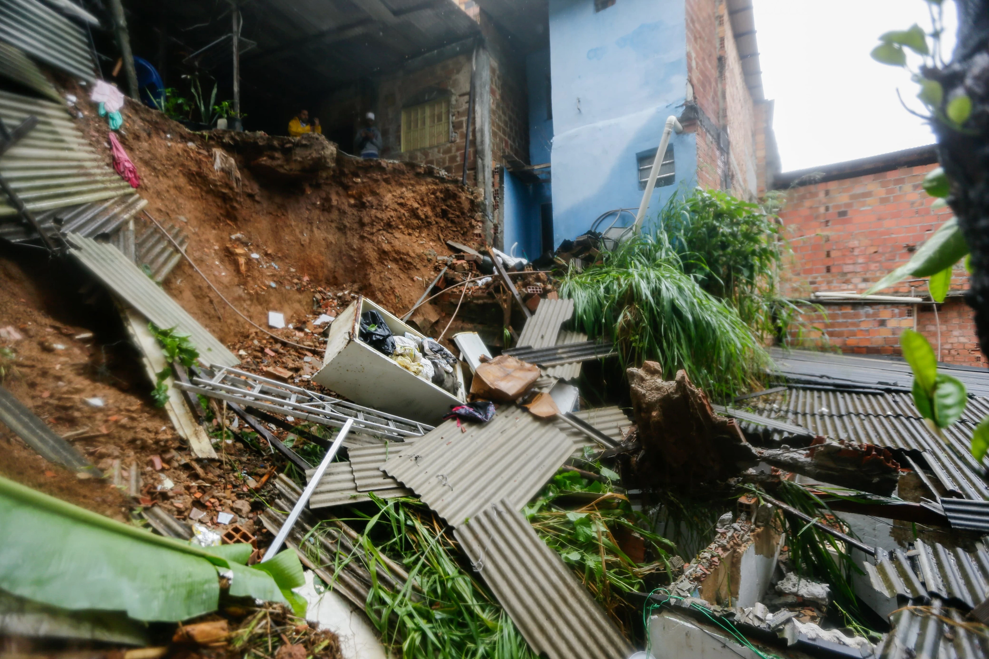 Parte de casa desaba sobre outra no Alto do Coqueirinho após chuvas intensas