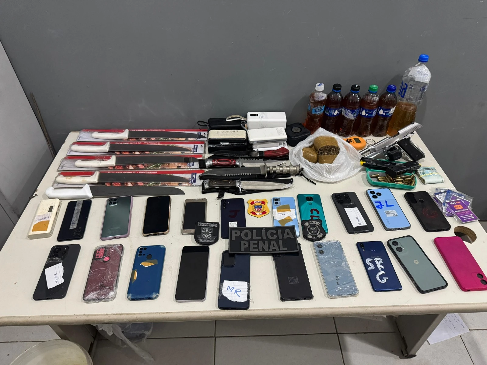 Servidor é preso ao entrar com 24 celulares, 12 facas e uma arma em presídio
