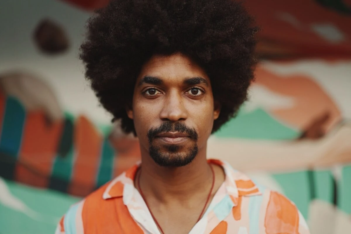 5 tendências de cortes para homens com cabelo cacheado 