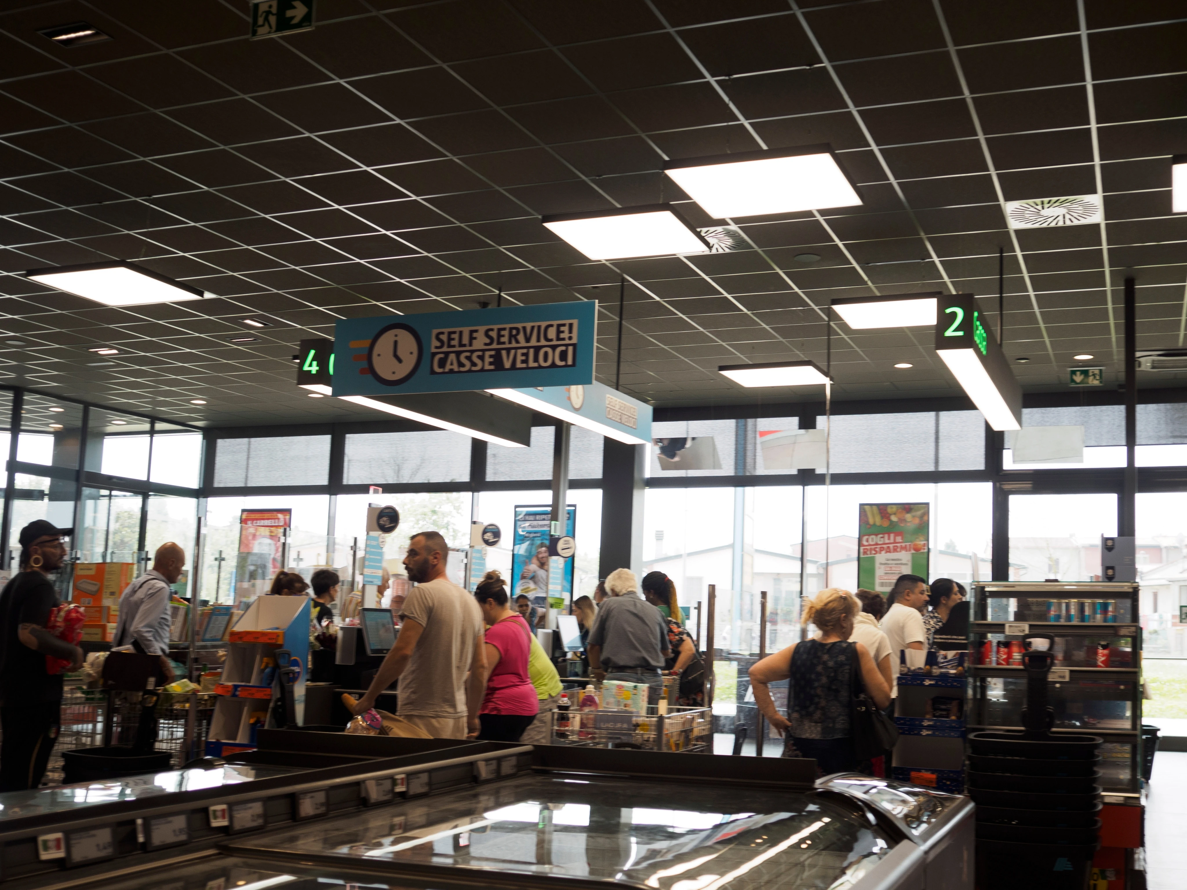 Nova lei em Salvador proíbe lojas e supermercados de conferir compras; veja o que muda