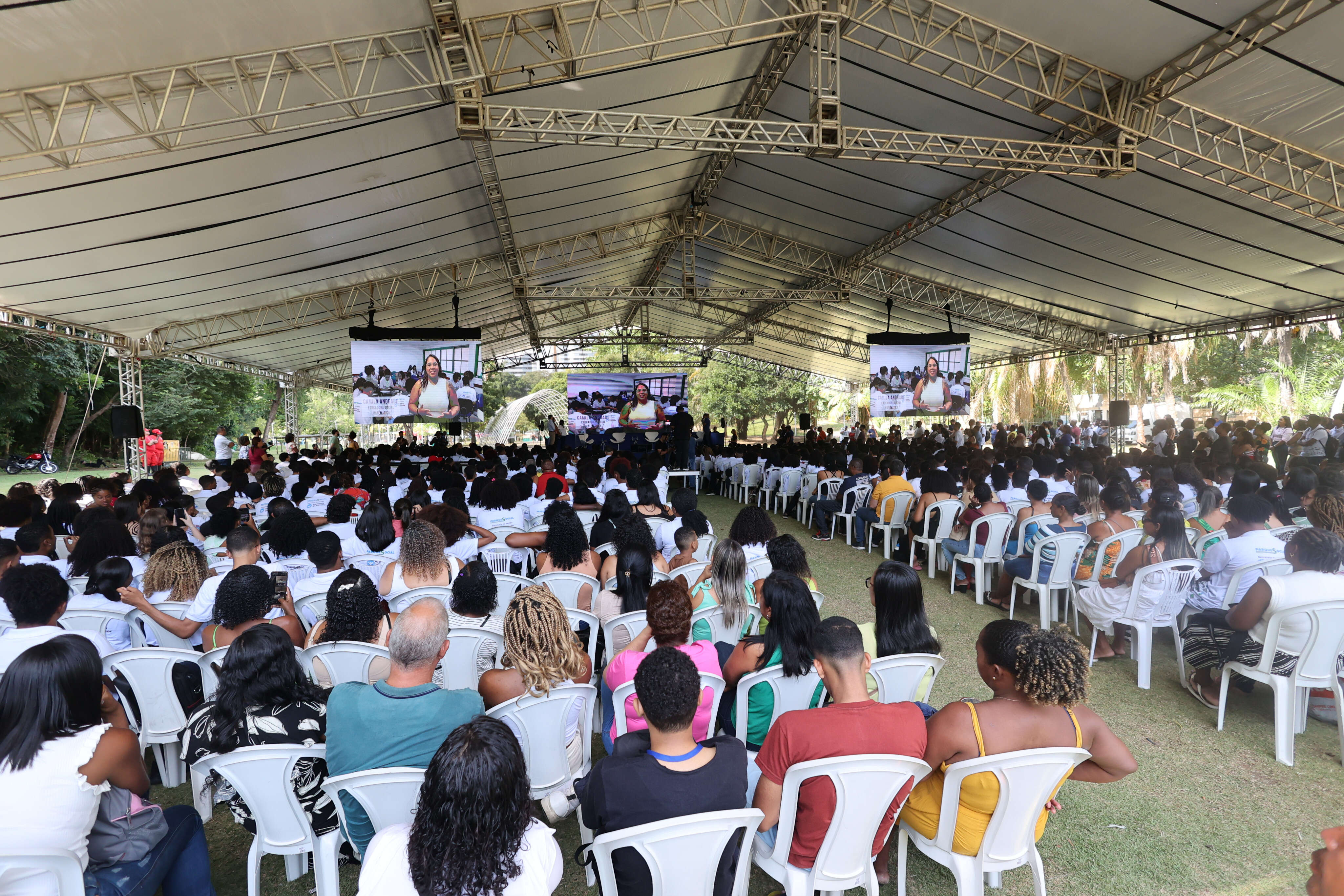 Jovens aprendizes recebem aula sobre empreendedorismo no Parque da Cidade