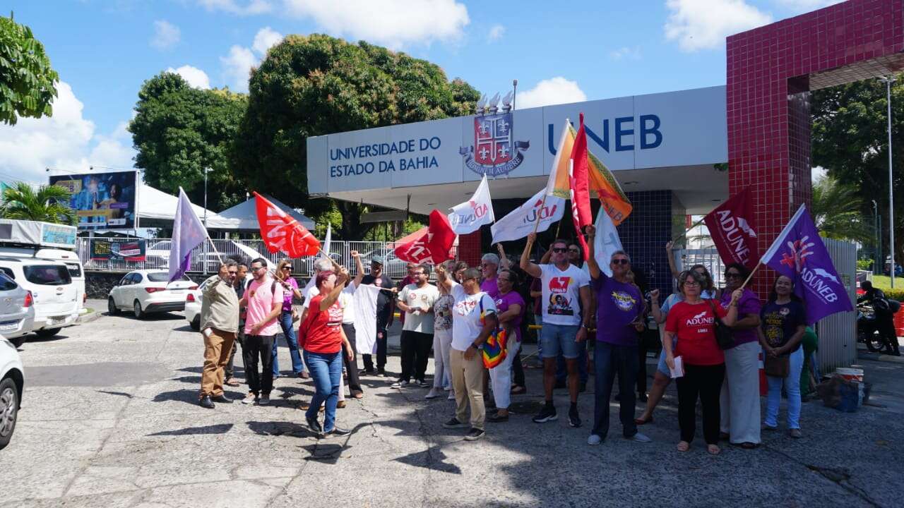 Professores da Uneb realizam protesto e assembleia para discutir greve