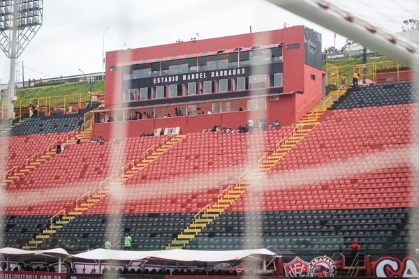 Vitória x Vasco: onde assistir ao vivo, escalações e arbitragem