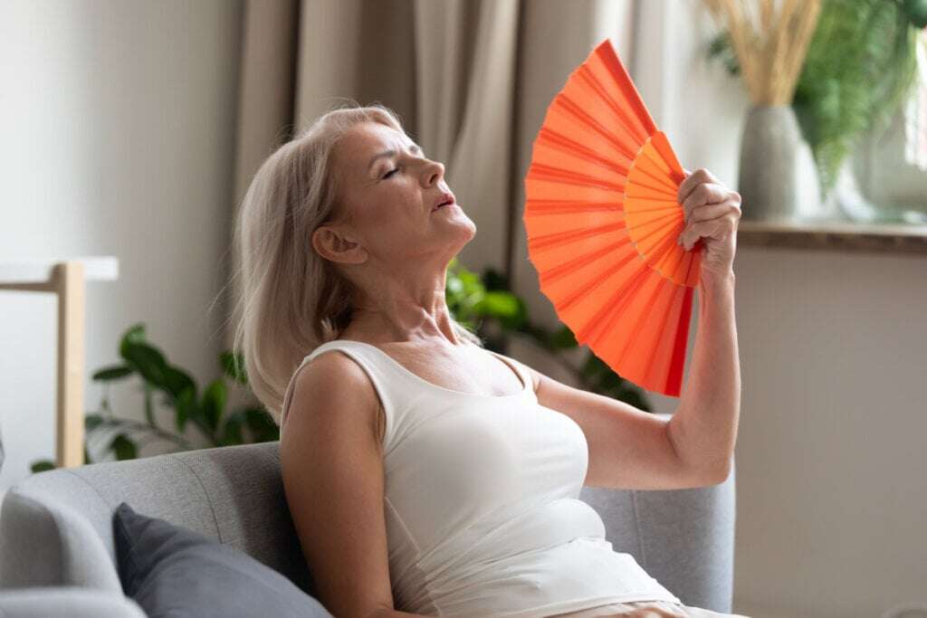 Ondas de calor na menopausa podem sinalizar maior risco cardiovascular; entenda