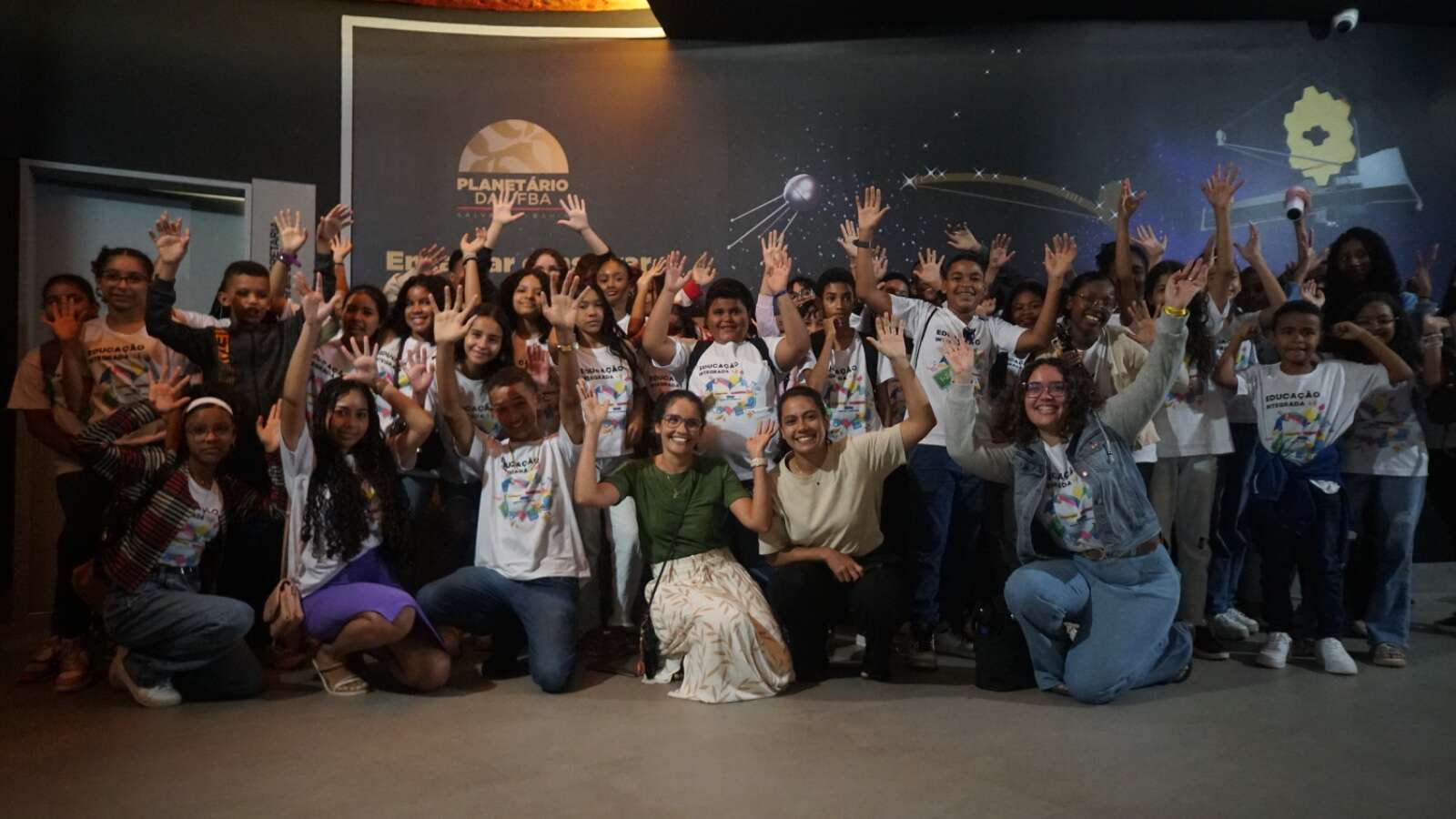 Alunos de escola de Camaçari visitam o espaço durante experiência imersiva no Planetário da Ufba