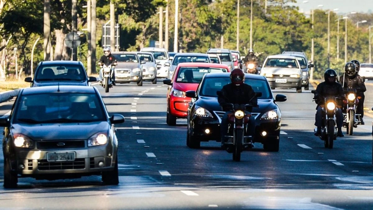 Multa do farol aceso: entenda a regra que ainda pega motoristas de surpresa nas rodovias e dá prejuízo