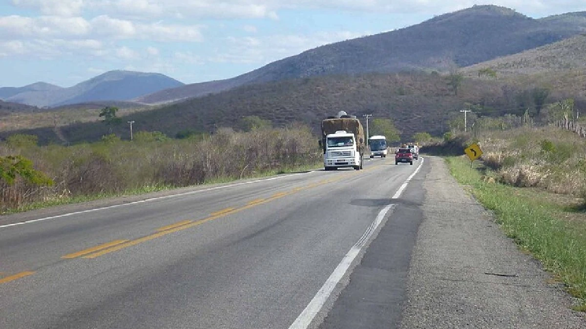 Trecho da BR-116 na Bahia é totalmente interditado após acidente com caminhão