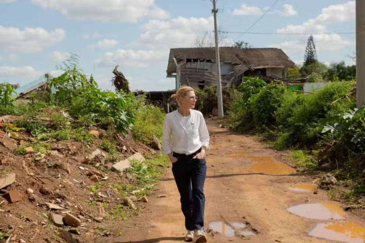 Cate Blanchett visita cidades atingidas por enchentes no Rio Grande do Sul