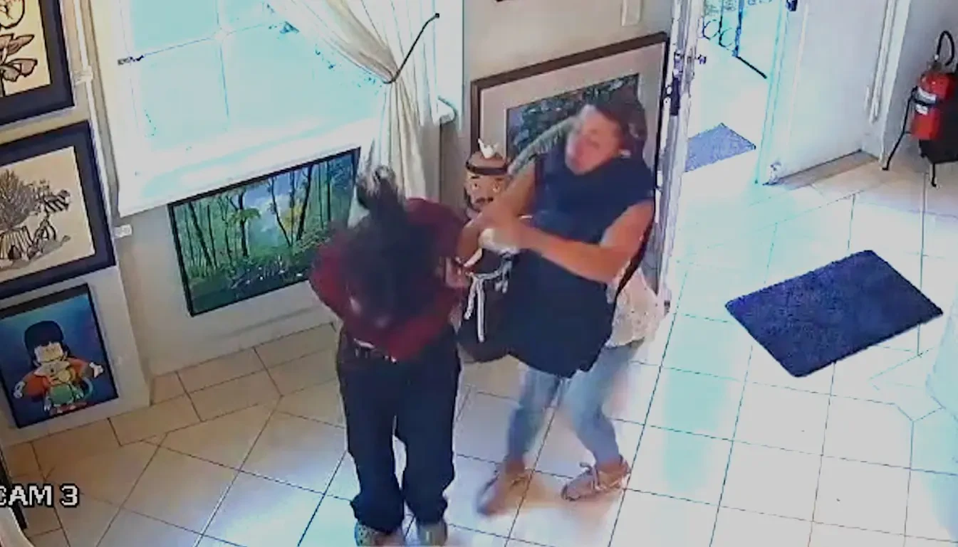 Estudante de 18 anos é agredida na rua por estar sem sutiã: 'Você vai morrer'