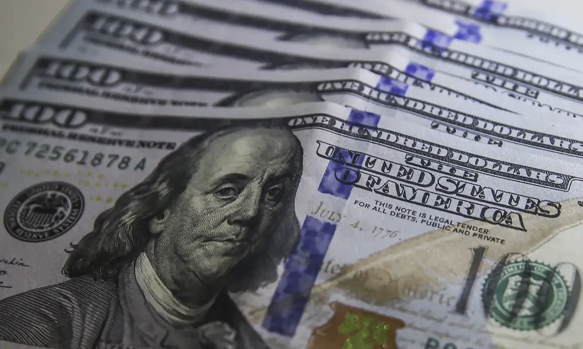 Dólar cai para R$ 5,56 com possibilidade de recuo no tarifaço sobre alimentos não cultivados nos EUA