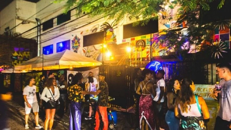 Bombar encerra atividades no Rio Vermelho e deixa frequentadores surpresos