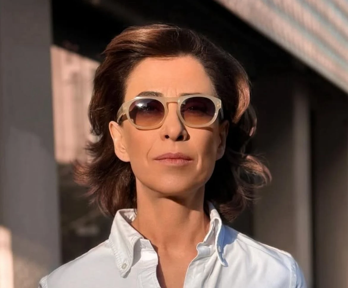 Fernanda Torres surpreende com pose de yoga de cabeça para baixo; veja