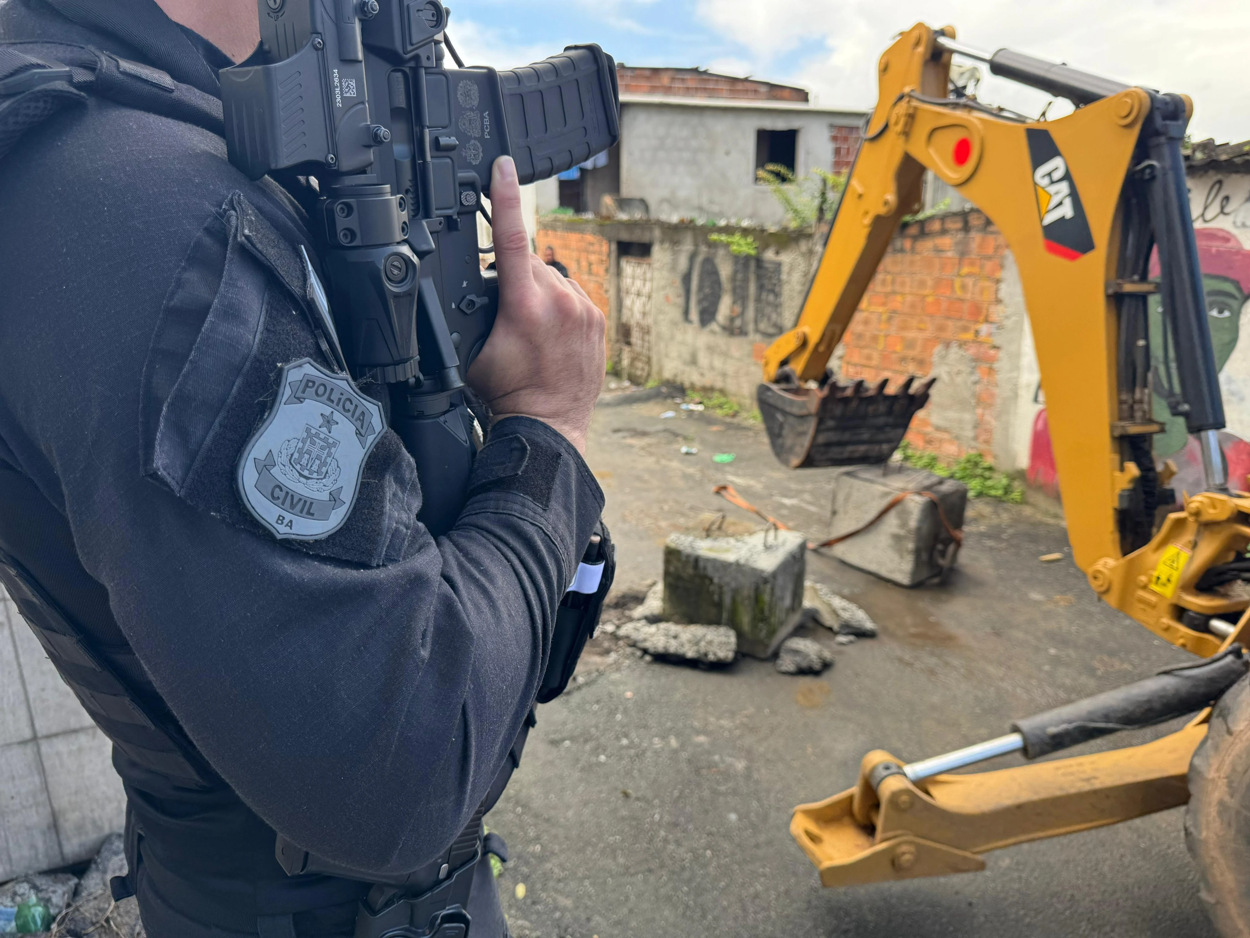Polícia remove barricada de facção que bloqueava acesso de carros em Valéria